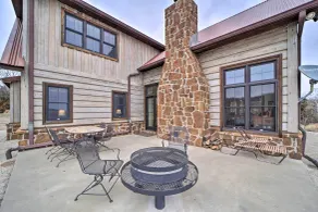 Lakefront Cedar Vale Lodge w/ Private Boat Dock! - Interiør