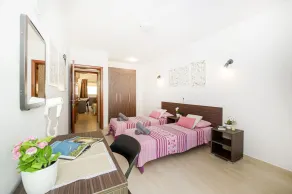 Summer Breeze 3 Bedroom Family Maisonette with sunny terrace in Mellieha - by Getawaysmalta - Rum