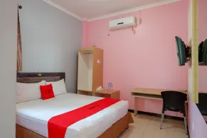 RedDoorz Plus Syariah @ Hotel Boulevard Luwuk - Værelse