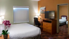 Service Plus Inns and Suites Calgary - Room