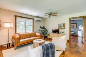Walk to River: Couples Retreat in Kintnersville! - Innvendig