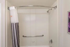 La Quinta Inn & Suites by Wyndham University Area Chapel Hill - Salle de bain