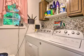 Bring a Pet: Cozy Burnsville Cottage w/ Fire Pit! - Innvendig