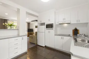 Island Breeze Resort - Private kitchen