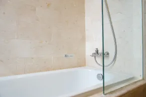 Relaxing 2BR at The Empyreal Condominium Epicentrum Apartment By Travelio - Badezimmer