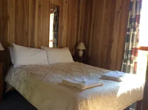 Crayfish Creek Van & Cabin Park - Room