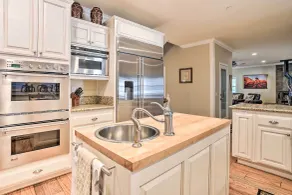 Huge Lake Arrowhead Home w/ 3 Decks & Grill! - Innvendig