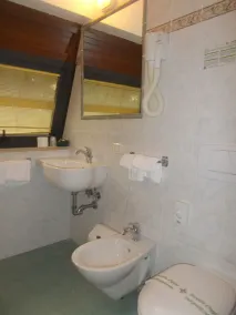 Hotel Nedy - Bathroom