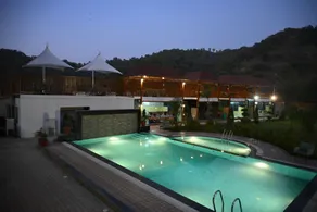 KING'SWAY Hotel & Resort - Piscina