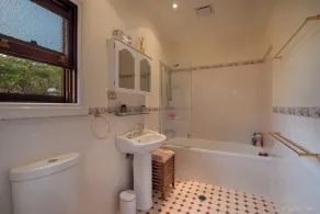 Grove Manor - Bathroom