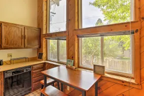 Cozy Studio Near Hiking & Skiing, Walk to Downtown - Innvendig