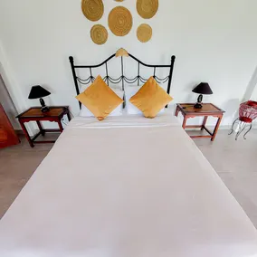 The Golden Frog Inn - Room