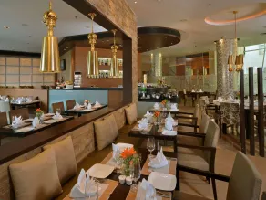 Majestic Court Sarovar Portico - Restaurant