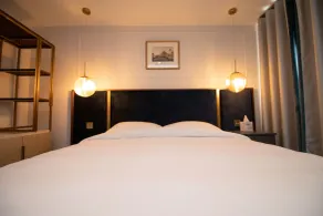 Three Falcons - Room