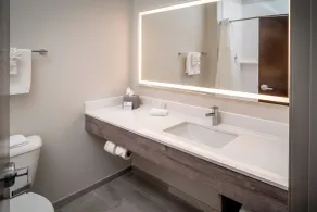 Holiday Inn Express & Suites Fairmont by IHG - Salle de bain