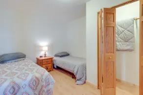 Lakefront Rhinelander Retreat w/ Private Hot Tub! - Rom