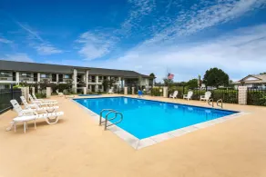 Days Inn by Wyndham Delta - Piscina