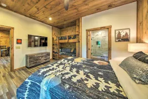 Riverside Mtn Retreat w/ Hot Tub & Game Room! - Interiør