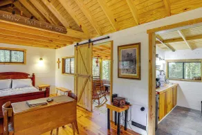Secluded Tallassee Cabin w/ Fire Pit & Porch! - Interiør