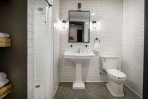 Cantilever Hotel, Trademark Collection by Wyndham - Bathroom