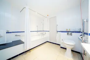 Holiday Inn London - Gatwick Airport by IHG - Bathroom