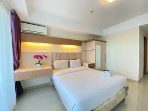 Homey Studio Room at 6th Floor Beverly Dago Apartment By Travelio - Værelse