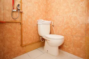 Marcello Residence Siwalankerto near Petra University Surabaya Mitra RedDoorz - Bathroom