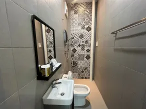 Capital O 91170 Kurau Bay Hotel - Baño
