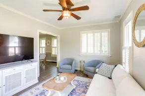 Vermilion Home - Walk to Main Street Beach! - Innvendig
