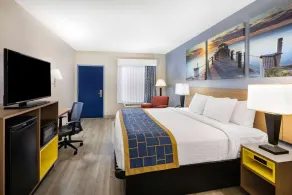 Days Inn & Suites by Wyndham Savannah Midtown - Room
