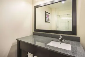 La Quinta Inn & Suites by Wyndham Clifton Park/Saratoga Area - Chambre