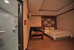 Equus Motel - Camera