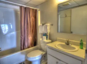 Pet Friendly Ground Level Steps to the Sand, Pool, Hot Tub, Wifi - Badezimmer