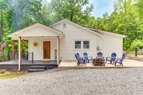3 Mi to Dtwn! Forest City Haven w/ Furnished Patio - Interiør