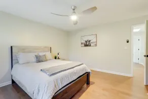 Mid-century Modern Luxe Retreat w/ Hot Tub & Decks - Innenbereich