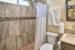 Family-friendly Home w/ Basketball Court! - Badezimmer