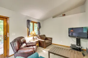Faribault Home w/ Deck Near Cedar Lake Boat Ramp! - Interiør