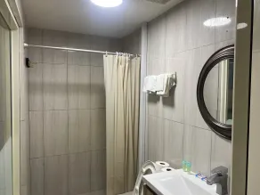 Golden Tree Hotel Belize - Bathroom