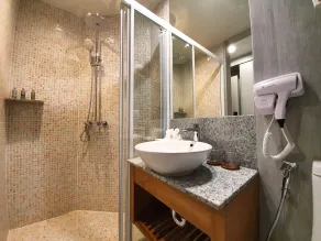 Lanna Thaphae Hotel - Baño