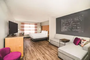 La Quinta Inn & Suites by Wyndham Chattanooga North - Hixson - Room