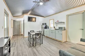 Tallassee Cabin w/ Forest Views Near Creek! - Interiør