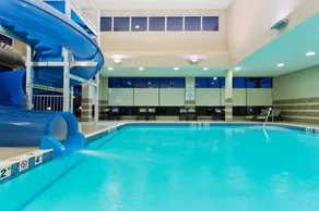 Holiday Inn Hotel & Suites Red Deer by IHG - Piscina