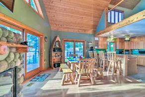 Waterfront Saginaw Bay Retreat w/ Grill & Yard! - Innvendig