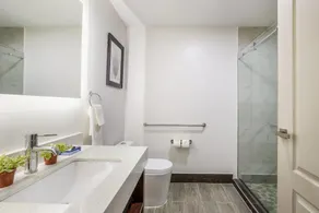 The Leo Collection Detroit, an Ascend Collection Hotel - Bathroom