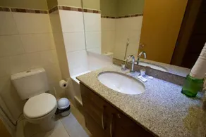 GRAMADO SOLAR REAL - 2 APTS de 2 quartos no mesmo prédio, cada um comporta até 7 pessoas - IDEAL PARA GRUPOS - central - IDEAL PARA ANDAR A PÉ, nesta plataforma desde janeiro de 2016, oferecemos CREDIBILIDADE - seu PET é bem-vindo - GARAGEM COBERTA - Bathroom