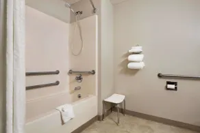 Super 8 by Wyndham Lincoln North - Badezimmer