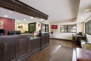 Red Roof Inn Grand Rapids Airport - Lobby-lounge
