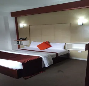 Laa Adams - The Luxurious Living - Camera