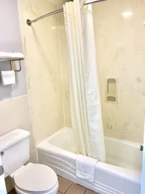 Scottish Inns Westcott Street - Bathroom