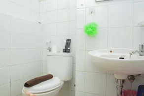 Minimalist Studio Room At Kebagusan City Apartment - Baño